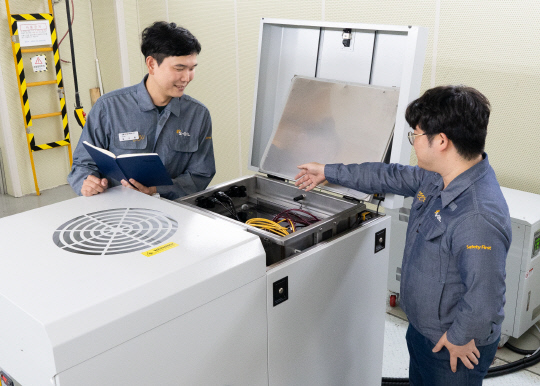 에쓰오일 직원들이 서울 마곡 TS&D 센터에서 액침냉각유 성능테스트를 진행하고 있다. 에쓰오일 제공.